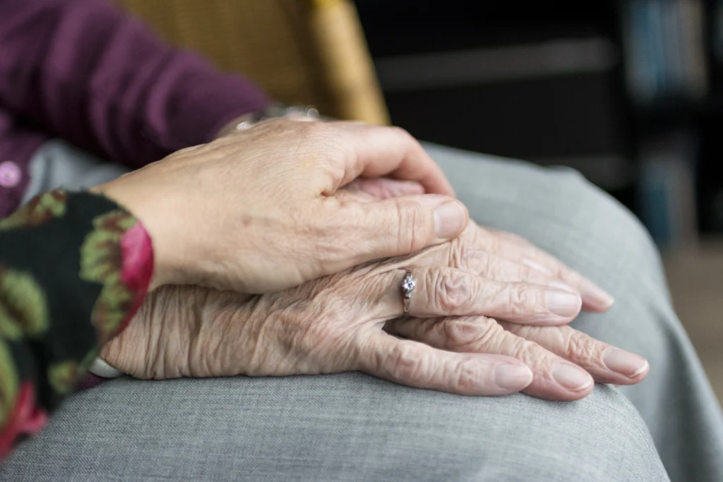 adult daughter elderly mother home