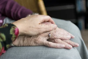 adult daughter elderly mother home